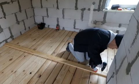 Монтаж бруска нижней обвязки